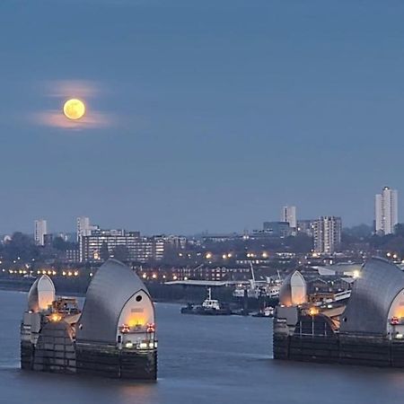 لندن Large Double Room Overlooking The Thames المظهر الخارجي الصورة