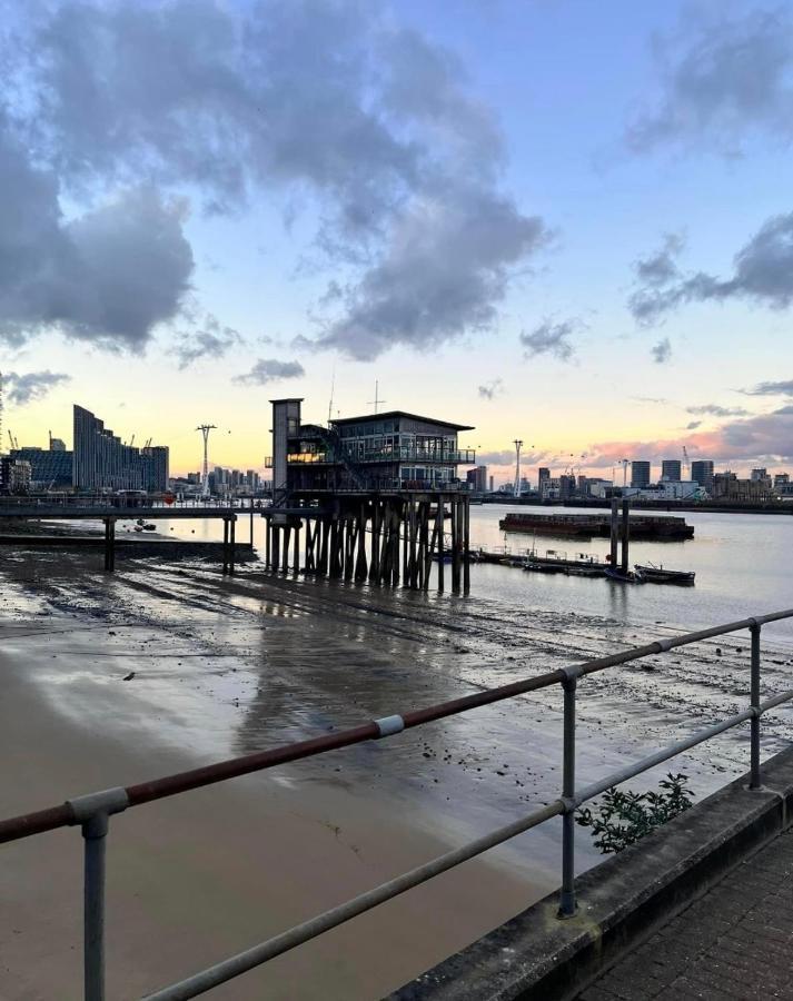 لندن Large Double Room Overlooking The Thames المظهر الخارجي الصورة